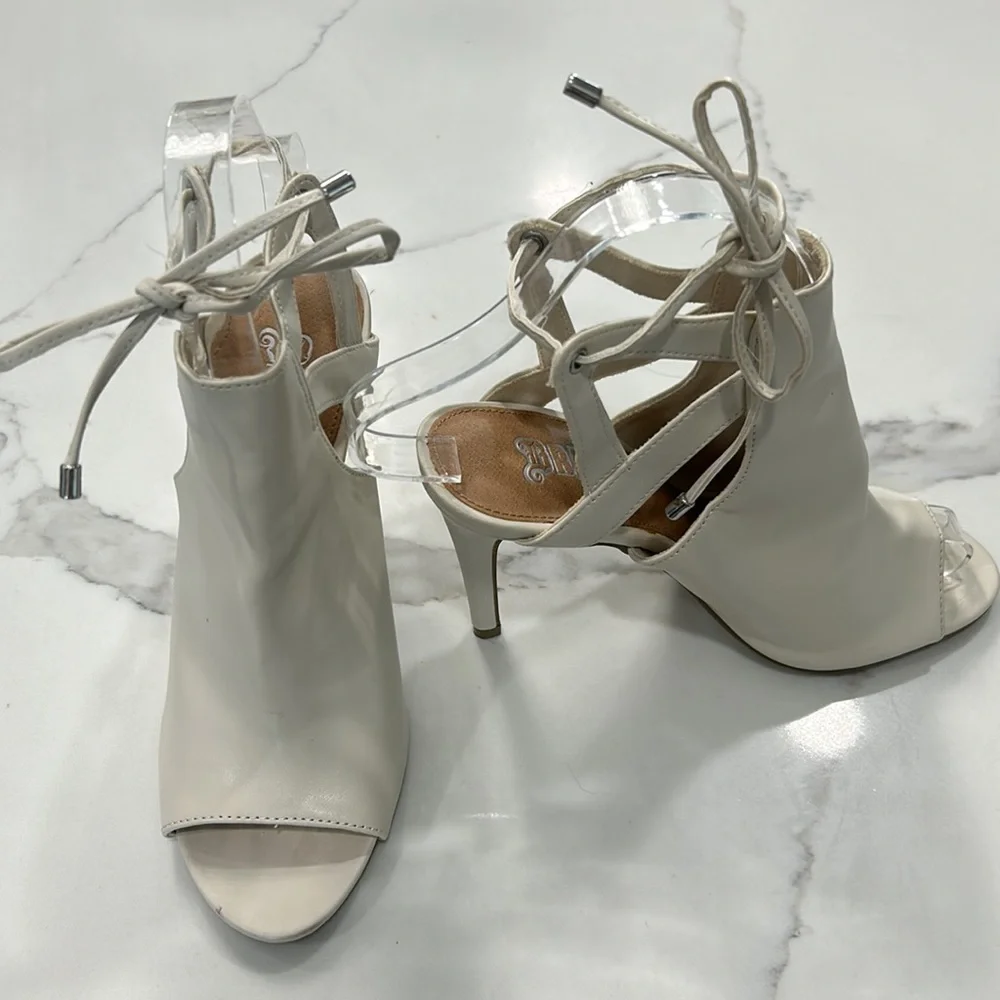 Brash Peekaboo Open Toe Tie Up Heels.‎ Size 5.5